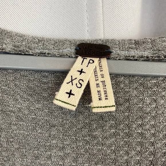 We The Free Women’s XS Oversized Gray V-Neck Thermal Long Sleeve Top - Picture 4 of 8